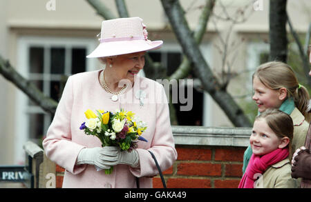 Ihre Majestät Königin Elizabeth II verlässt die St. George's Chapel auf dem Gelände des Windsor Castle in Berkshire, nachdem sie heute den Osterdienst Mattins besucht hat. Stockfoto