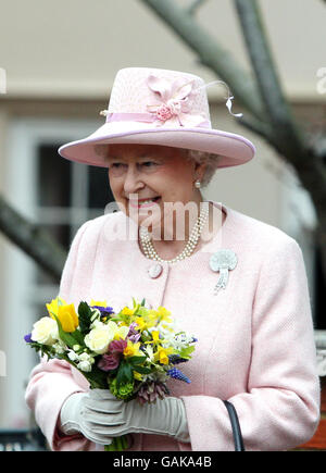 Ihre Majestät Königin Elizabeth II verlässt die St. George's Chapel auf dem Gelände des Windsor Castle in Berkshire, nachdem sie heute den Osterdienst Mattins besucht hat. Stockfoto