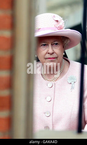 Ihre Majestät Königin Elizabeth II verlässt die St. George's Chapel auf dem Gelände des Windsor Castle in Berkshire, nachdem sie heute den Osterdienst Mattins besucht hat. Stockfoto