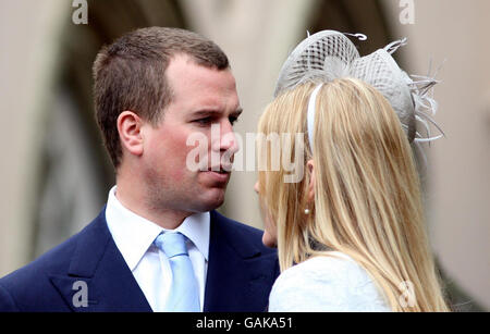 Peter Phillips und Verlobter Autumn Kelly verlassen die St. George's Chapel auf dem Gelände des Windsor Castle in Berkshire, nachdem sie heute den Osterdienst Mattins besucht haben. Stockfoto