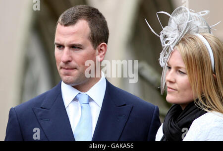 Peter Phillips und Verlobter Autumn Kelly verlassen die St. George's Chapel auf dem Gelände des Windsor Castle in Berkshire, nachdem sie heute den Osterdienst Mattins besucht haben. Stockfoto