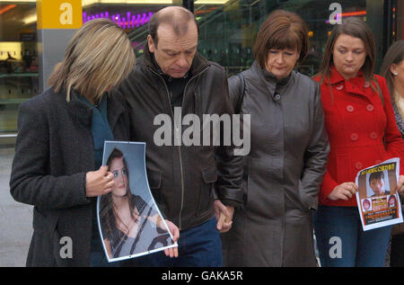 Die Familie der ermordeten britischen Lehrerin Lindsay Ann Hawker aus Brandon bei Coventry, von links nach rechts Lisa Hawker, die Eltern Bill und Julia Hawker und Louise Hawker beantworten Fragen im Terminal 3 von Heathrow, bevor sie zu ihrer Reise nach Tokio Japan aufbrechen. Stockfoto