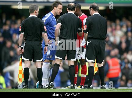 Schiedsrichter Mark Clattenburg spricht mit dem Chelsea-Kapitän John Terry und Arsenal Kapitän William Gallas vor der mtach Stockfoto