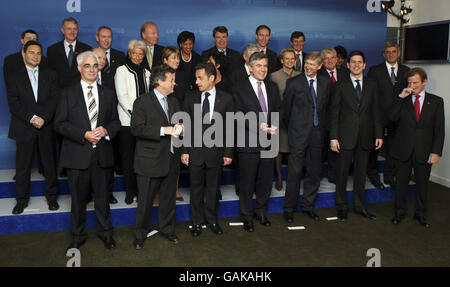 Großbritanniens Premierminister Gordon Brown (erste Reihe, vierte links) und Frankreichs Präsident Nicolas Sarkozy (erste Reihe, dritte links), mit Arsenal-Manager Arsene Wenger (erste Reihe, fünfte links) und Ministern beider Länder während eines Gipfels im Emirates Stadium, dem Heimstadion des Fußballclubs Arsenal, in London. Stockfoto