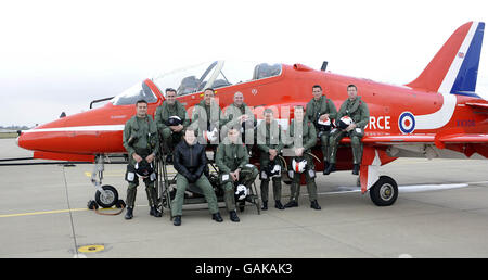 Die Red Arrows 2008 Display-Team, hintere Reihe von links nach rechts, Flight Lieutenant Greg Perilleux ,38, Squadron Leader Graham Duff ,33, Wing Commander Jas Hawker ,36, Flight Lieutenant Mike Ling ,29, Flight Lieutenant Damian Ellacott ,34, Flight Lieutenant Andrew Keith ,33, Flight Lieutenant Paul O'Grady, 31, Schwadronführer Ben Murphy, 32, und von links nach rechts vorne sitzend, Flugleutnant Andy Robins, 37 und Flugleutnant Simon Rea, 31, auf ihrem Heimatstützpunkt der RAF Scampton in Lincolnshire. Stockfoto