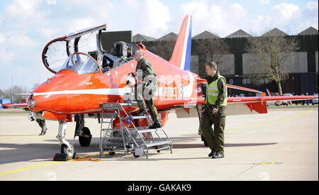 EIGENSTÄNDIGES Foto. Red Arrows Pilot Flight Leutnant Mike Ling (Red 3) steigt an Bord seines Flugzeugs, während das Team seine ersten 2008 Schauübungen am Himmel über ihrer Heimatbasis von RAF Scampton in Lincolnshire durchführt. Stockfoto