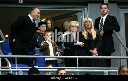 David Beckhams Familie, darunter seine Frau Victoria, Vater Ted, Mutter Sandra, Schwester Joanne und Sohn's Brooklyn, Romeo und Cruz sehen seinen 100. Auftritt für England Stockfoto