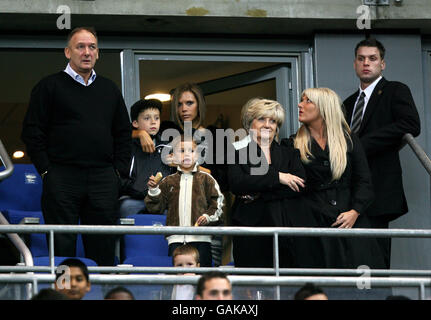 David Beckhams Familie, darunter seine Frau Victoria, Vater Ted, Mutter Sandra, Schwester Joanne und Sohn's Brooklyn, Romeo und Cruz sehen seinen 100. Auftritt für England Stockfoto