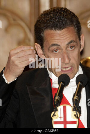Der französische Präsident Nicolas Sarkozy nimmt an einem Bankett in der Guildhall im Zentrum von London Teil. Stockfoto