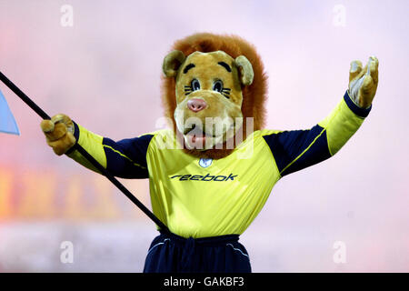 Fußball - FA Barclaycard Premiership - Bolton Wanderers gegen Everton. Lofty the Lion, Maskottchen von Bolton Wanderers Stockfoto