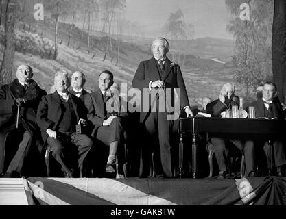 Der ehemalige Premierminister David Lloyd George spricht bei einem Treffen im Stoll Picture House. Von links nach rechts: Lord Leverhulme, Lord Birkenhead, David Lloyd George und Austen Chamberlain. Stockfoto