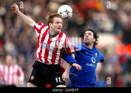 Southampton's Michael Svensson (l) gewinnt den Kopf über Manchester United Ruud Van Nistelrooy Stockfoto