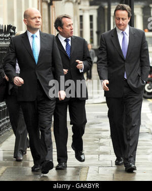 Der konservative Führer David Cameron trifft am Royal Institute of International Affairs im Chatham House in London ein, begleitet von dem Schattenaußenminister William Hague (links) und dem Schattenverteidigungsminister Dr. Liam Fox (Mitte). Stockfoto