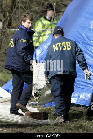 Die Canadian National Transportation Safety Board am Schauplatz in Romsey Close, Farnborough, Kent, wo ein privates Flugzeug in ein Wohngebiet stürzte und die fünf Menschen an Bord tötete. Stockfoto