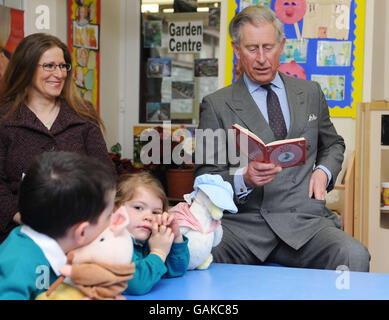 Der Prinz von Wales bei seinem Besuch der Borrowdale Primary School in Cumbria, wo er offiziell den neuen Kindergarten und Spielplatz der Schule eröffnete. Stockfoto