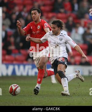 Barnsley's Lewin Nyatanga und West Bromwich Albions Andrade Filipe Teixeira in Aktion während des Coca-Cola Championship-Spiels in Oakwell, Barnsley. Stockfoto