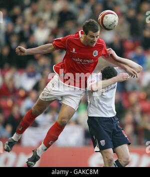 Fußball - Coca Cola Championship - Barnsley gegen Sheffield Mittwoch - Oakwell. Daniel Nardiello von Barnsley und Craig Beattie von West Bromwich Albion während des Coca-Cola Championship-Spiels in Oakwell, Barnsley, in Aktion. Stockfoto