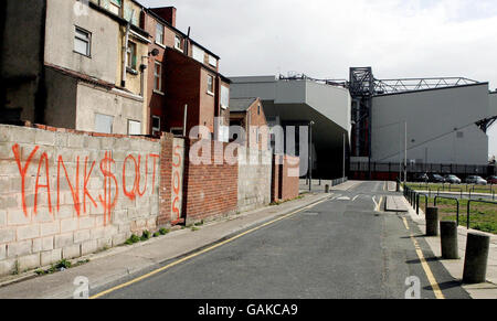 Graffitti in der Nähe des Stadions des Fußballvereins Liverpool zeigt die Unruhe der Fans im amerikanischen Besitz des Vereins. Stockfoto