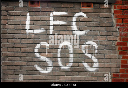 Graffitti in der Nähe des Stadions des Fußballvereins Liverpool zeigt die Unruhe der Fans im amerikanischen Besitz des Vereins. Stockfoto