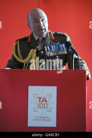 Der Generalstabschef der britischen Armee, General Sir Richard Dannatt, spricht auf einer Konferenz zum 100. Jahrestag der Territorialarmee im Tower of London. Stockfoto