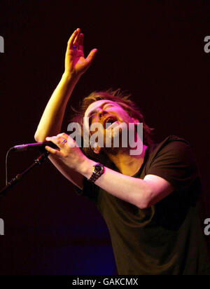 Thom Yorke von Radiohead tritt im BBC Radio Theatre im Portland Place, im Zentrum von London, auf. PRESSEVERBAND Foto Datum: Dienstag 1. April 2008. Bildnachweis sollte lauten: Yui Mok/PA Wire Stockfoto