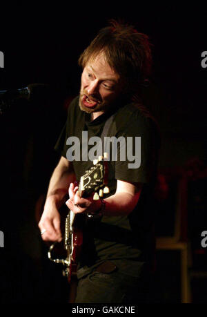 Thom Yorke von Radiohead tritt im BBC Radio Theatre im Portland Place, im Zentrum von London, auf. PRESSEVERBAND Foto Datum: Dienstag 1. April 2008. Bildnachweis sollte lauten: Yui Mok/PA Wire Stockfoto