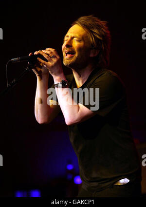 Thom Yorke von Radiohead tritt im BBC Radio Theatre im Portland Place, im Zentrum von London, auf. Stockfoto