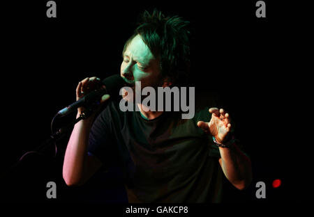 Thom Yorke von Radiohead tritt im BBC Radio Theatre im Portland Place, im Zentrum von London, auf. Stockfoto