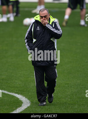 Fußball - UEFA Champions League - Viertelfinale - Fenerbahce gegen Chelsea - Chelsea Training Session - Sukruu Saracoglu Stadium. Chelseas Manager Avram Grant geht während des Trainings zurück zum Tunnel Stockfoto