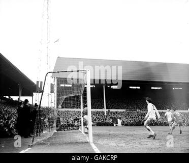 Liverpools Tony Hateley (r) führt das Ausgleichstor an Tottenham vorbei Hotspur-Torwart Pat Jennings (l) Stockfoto