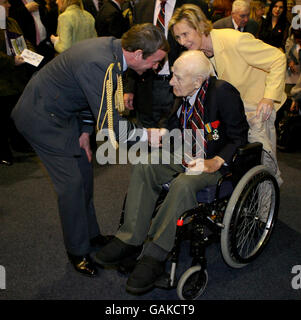 Air Chief Marshal Sir Glenn Torpy trifft im RAF Museum in Hendon, London, auf das Gründungsmitglied Henry Allingham, der mit 111 Jahren der älteste noch lebende Veteran des Ersten Weltkriegs ist Stockfoto