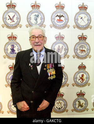 Thomas Cooper, 90, aus dem Zweiten Weltkrieg, posiert bei einer Veranstaltung zur Feier des 90. Jahrestages der Royal Air Force im RAF Museum in Hendon, London, für die Medien Stockfoto