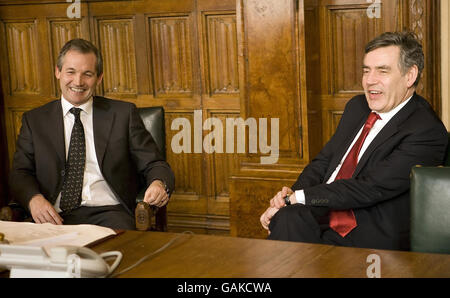 Der britische Premierminister Gordon Brown trifft den Manager des schottischen Fußballteams George Burley in den Houses of Parliament im Zentrum von London. Stockfoto