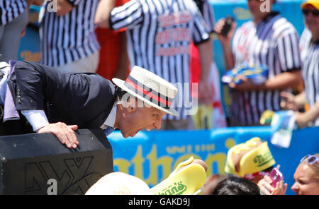 New York City, USA. 4. Juli 2016. Wettbewerb-MC George Shea posiert mit offenem Mund für Zuschauer nach Abschluss des Wettbewerbs. Acht Mal Nathans berühmt Fourth Of July Hot Dog eating Contest Gewinner Joey Chestnut die Krone wieder verlor er letztes Jahr gegen Matt Stonie durch das Besiegen von Stonie 70 Hotdogs & Brötchen zu essen, während Nathans berühmt centennial Wettbewerb in Coney Island. Bildnachweis: Andy Katz/Pacific Press/Alamy Live-Nachrichten Stockfoto