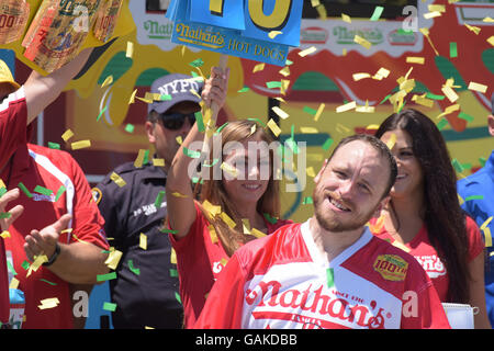 New York City, USA. 4. Juli 2016. Konfetti-Duschen auf Wettbewerbsgewinner Joey Chestnut. Acht Mal Nathans berühmt Fourth Of July Hot Dog eating Contest Gewinner Joey Chestnut die Krone wieder verlor er letztes Jahr gegen Matt Stonie durch das Besiegen von Stonie 70 Hotdogs & Brötchen zu essen, während Nathans berühmt centennial Wettbewerb in Coney Island. Bildnachweis: Andy Katz/Pacific Press/Alamy Live-Nachrichten Stockfoto