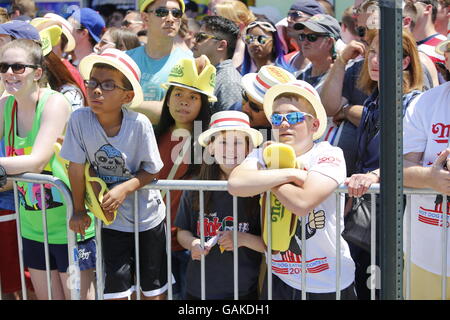 New York City, USA. 4. Juli 2016. Zuschauer in der Probe Hüte sehen von der Seitenlinie. Acht Mal Nathans berühmt Fourth Of July Hot Dog eating Contest Gewinner Joey Chestnut die Krone wieder verlor er letztes Jahr gegen Matt Stonie durch das Besiegen von Stonie 70 Hotdogs & Brötchen zu essen, während Nathans berühmt centennial Wettbewerb in Coney Island. Bildnachweis: Andy Katz/Pacific Press/Alamy Live-Nachrichten Stockfoto