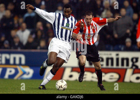 Fußball - FA Barclaycard Premiership - West Bromwich Albion / Sunderland. Jason Roberts von West Bromwich Albion und Stephen Wright von Sunderland kämpfen um den Ball Stockfoto