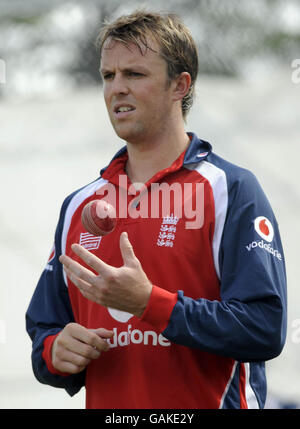 England Spin Bowler Graeme Swann beim Netztraining im Seddon Park, Hamilton, Neuseeland. Stockfoto