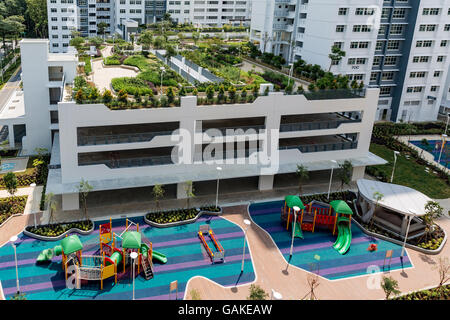 Dachgarten und Kinderspielplatz im neuen Wohnblocks der Singapur Sozialwohnungen (Housing Development Board). Stockfoto