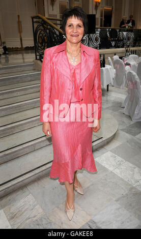 Eileen Mullan, 49 aus Belfast, gewann die „Community Mom“-Auszeichnung während der Tesco Magazine Mom of the Year 2008 Awards im Waldorf Hilton Hotel im Zentrum von London. Stockfoto