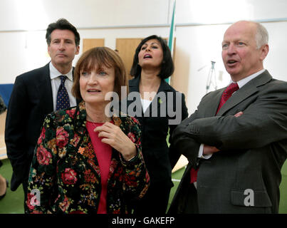 (Von links nach rechts) 2012 Olympischer Vorsitzender Sebastian Coe mit Olympiaministerin Tessa Jowell und College-Prinzipien Roukhsana Sheikh, Und Mike Chivers, am Ernest Bevin Sports College in Tooting, London, wo die Organisatoren von London 2012 Sporteinrichtungen in ganz Großbritannien angekündigt haben, die in ihrem Pre-Games Training Camp Guide erscheinen sollen. Stockfoto