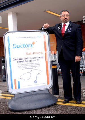 Dr. Mohammed Jiva vor dem Sainsbury's Store in Heaton Park, Manchester, wo die erste außerhalb der Öffnungszeiten Operation in einem Supermarkt auf einem sechsmonatigen Versuch gestartet wird. Stockfoto