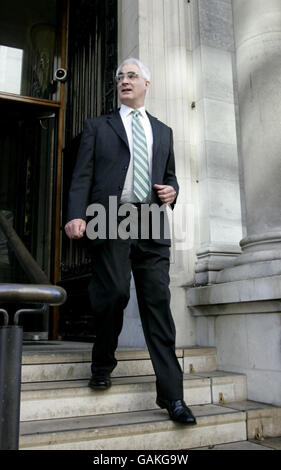 Großbritanniens Finanzchef Alistair Darling bei der Eröffnung des Ausschusses für Klimaänderungen in London. Stockfoto