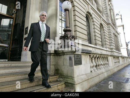 Großbritanniens Finanzchef Alistair Darling bei der Eröffnung des Ausschusses für Klimaänderungen in London. Stockfoto