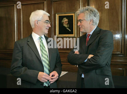 Der britische Finanzchef Alistair Darling (links) spricht mit Lord Adair Turner, dem Vorsitzenden des Ausschusses für Klimaänderungen, bei der Eröffnung des Ausschusses für Klimaänderungen in London. Stockfoto