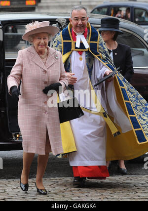 Die britische Königin Elizabeth II. Wird heute vom Dekan von Westminster, Dr. John Hall, in der Westminster Abbey in London zu einem Gottesdienst zum Commonwealth Day begrüßt. Stockfoto