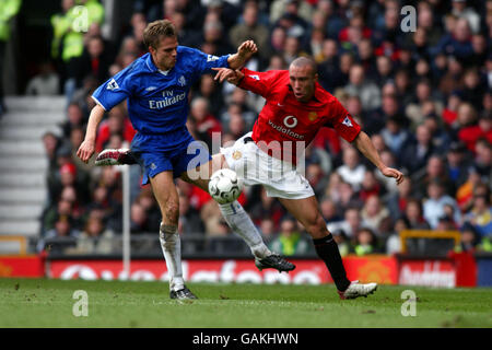 Fußball - FA Barclaycard Premiership - Manchester United gegen Chelsea. l-r; Chelsea's Jesper Gronkjaer und Manchester United's Mikael Silvestre Stockfoto