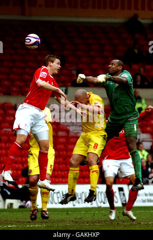 Fußball - Coca-Cola Football League One - Nottingham Forest / Walsall - City Ground. Luke Chambers (l) von Nottingham Forest und Michael Dobson (Mitte) von Walsall und Clayton Ince (r) kämpfen um den Ball Stockfoto