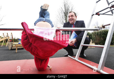 Erster Minister Alex Salmond bei einem Besuch im Greengables-Familienzentrum in Edinburgh, Schottland, bei der Einleitung von Maßnahmen zur Verbesserung der Jugendhilfe für Kinder und ihre Familien, die heute von der schottischen Regierung festgelegt wurden. Stockfoto