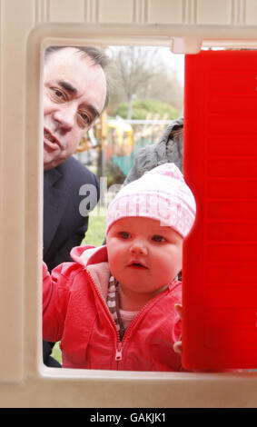 Erster Minister Alex Salmond bei einem Besuch im Greengables Family Centre in Edinburgh, Schottland, bei der Einleitung von Maßnahmen zur Verbesserung der Jugendhilfe für Kinder und ihre Familien, die heute von der schottischen Regierung festgelegt wurden. Stockfoto